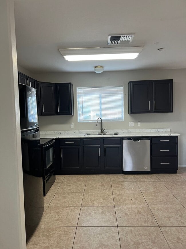 Foto del edificio - Two Bedroom / I17 Freeway Access