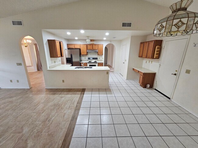 Foto del edificio - FREE RENT 3 BEDROOM 2 BATHS WITH A FIREPLA...