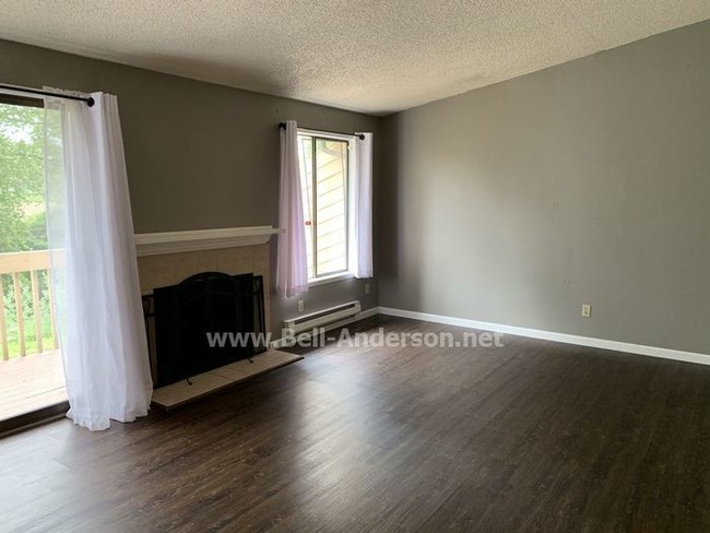 Building Photo - Remodeled Townhome Available in Kent, NOW!