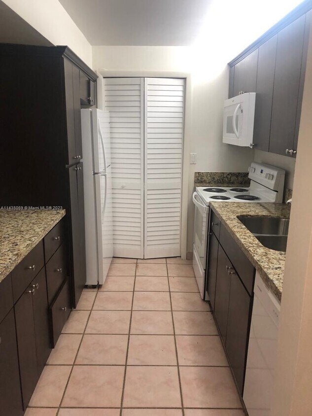 100 Lakeview Dr Unit 102, Weston, FL 33326 Room for Rent in Weston