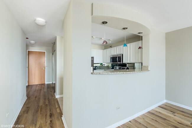 Building Photo - 345 N La Salle Dr
