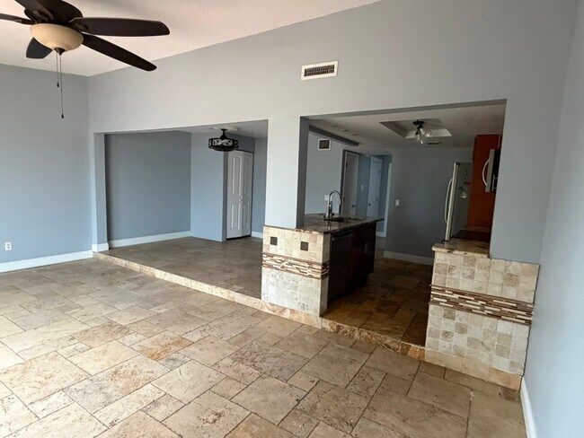 Building Photo - 925 Caribbean Dr