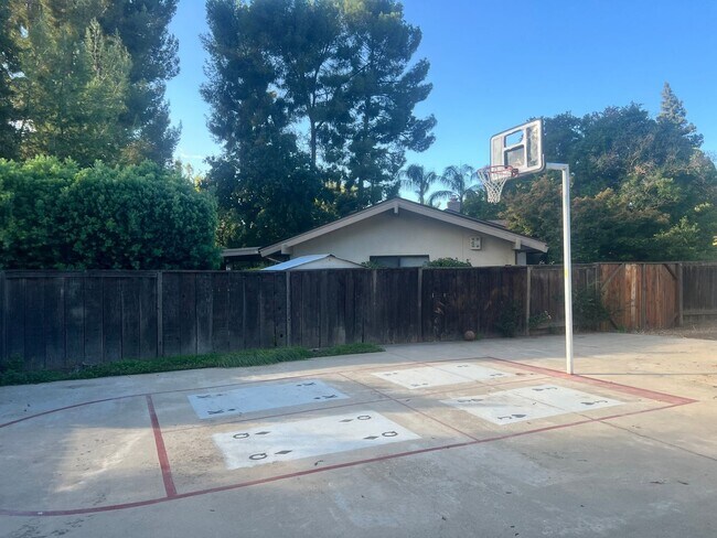 Building Photo - Spacious  4BR House with Pool and Basketba...