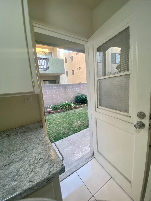 Building Photo - 544 Los Robles Ave