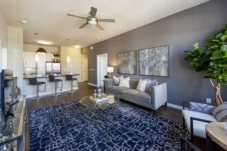 Building Photo - 807 S Post Oak Ln