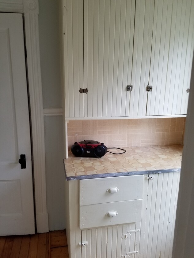 Foto principal - 3 bed 1 bath house with large deck, butler...