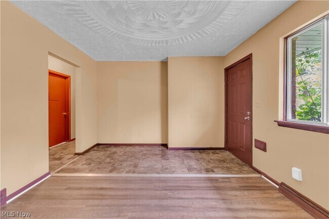 Building Photo - 1143 Santee Ave