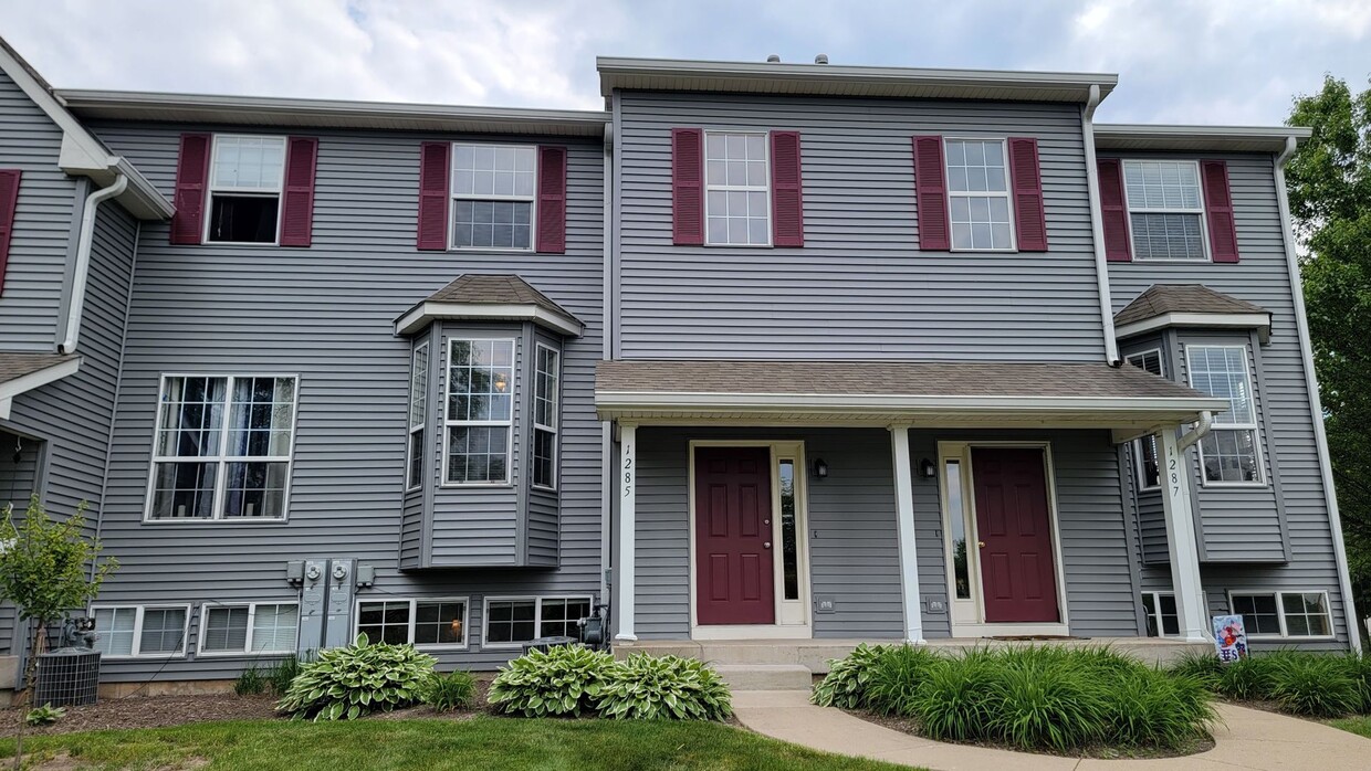 Foto principal - GREAT 2 BEDROOM, 1.1 BATH TOWNHOME WITH LO...