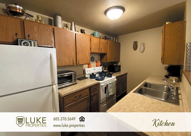 Building Photo - Downtown gem, 2-BR duplex, modern amenitie...