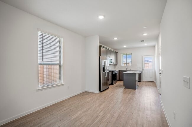 Foto del edificio - 16915 Elm Grove Rd