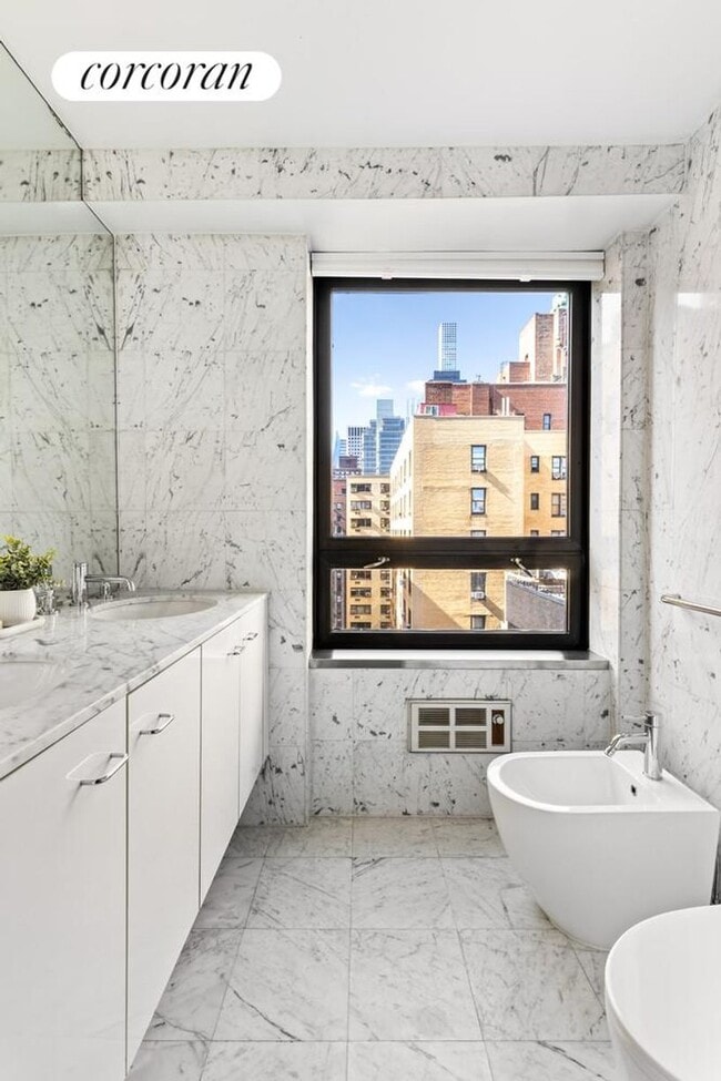 Building Photo - 415-423 E 54th St