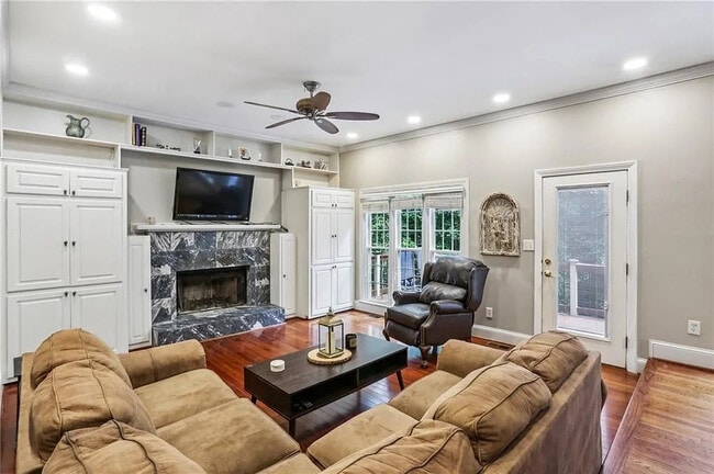 Building Photo - Room in House on Wynfair Dr