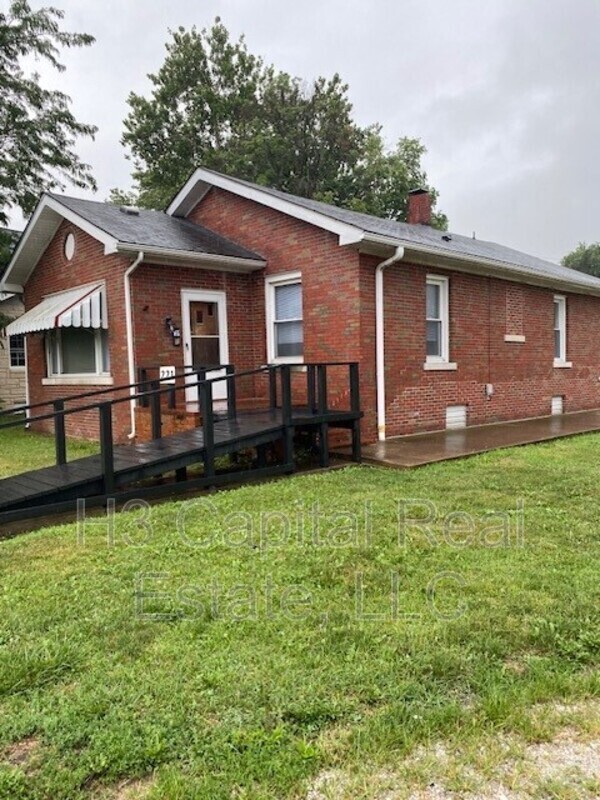 Primary Photo - 221 W St Louis Ave