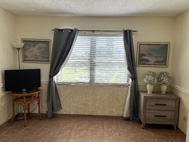 Building Photo - 1300 Seaway Dr