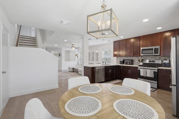 Foto del edificio - 11210 Log Cabin Ln