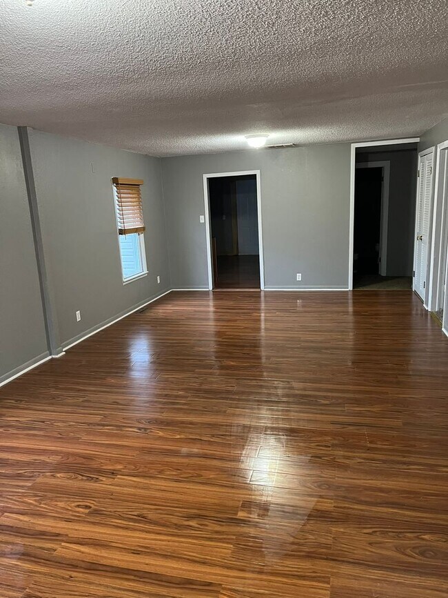 Foto del edificio - 3BR House | Garage + W/D Included | Large Yard | Pets Welcome | Chanute KS | Available April 8