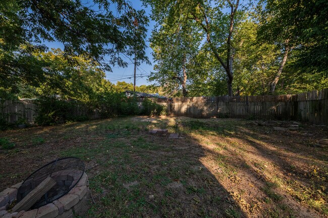 Foto del edificio - 2046 N Burns Ave