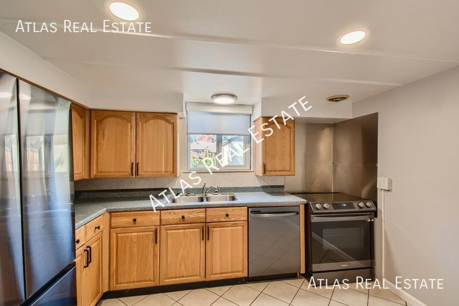 Primary Photo - Lovely lower level duplex in the Universit...