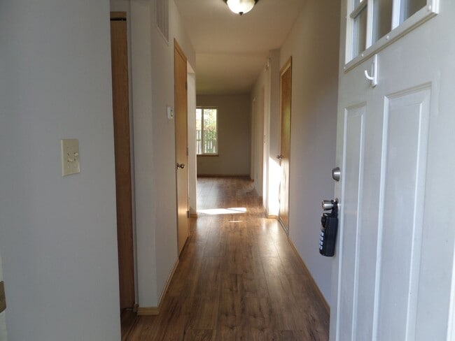 Building Photo - Super Cute 3 Bedroom Duplex with Fenced Ba...