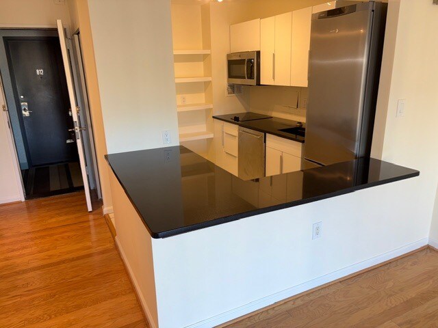 Cocina con barra para comer - 1718 P St NW