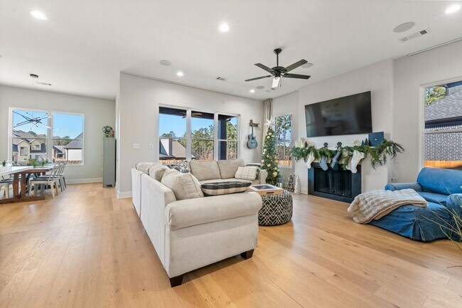 Foto del edificio - Modern luxury available in Fletcher Ridge