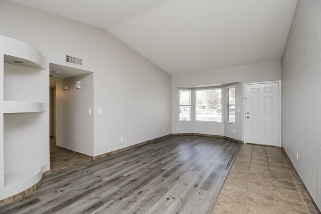 Foto del edificio - 1811 N Cheri Lynn Dr