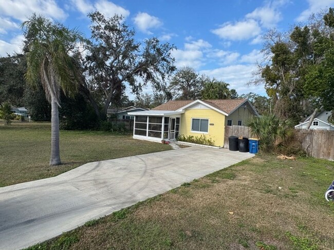 Building Photo - 2/1 home in Clearwater - Check this out!