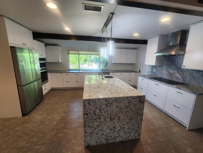 Building Photo - 9345 Golondrina Dr