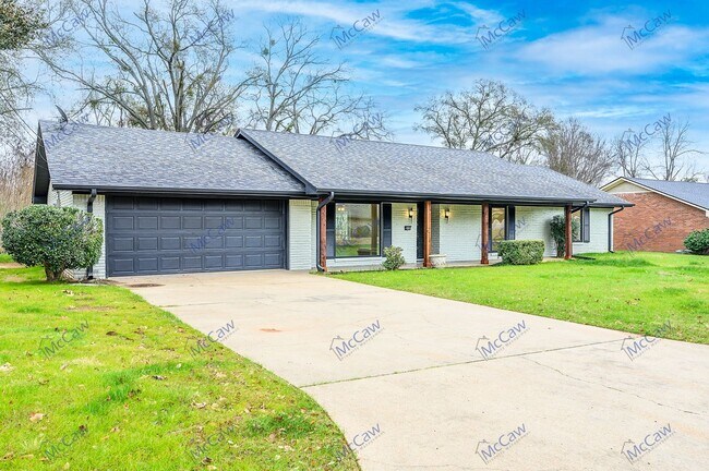 Building Photo - Stunning 3/2 in Longview!