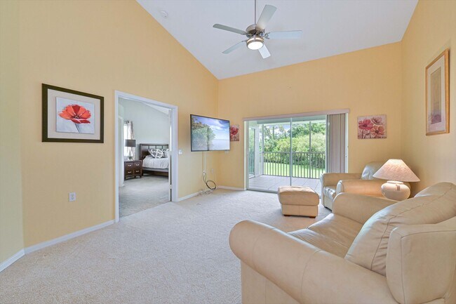 Building Photo - NOW AVAILABLE - 2/2 + Den Condo in Fountain Lakes!
