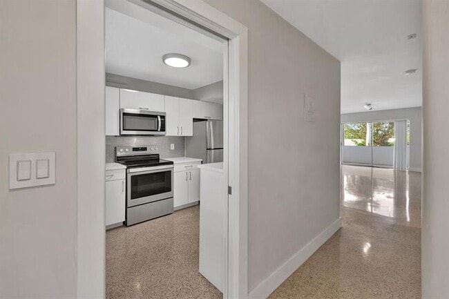 Building Photo - 2190 NE 51st Ct