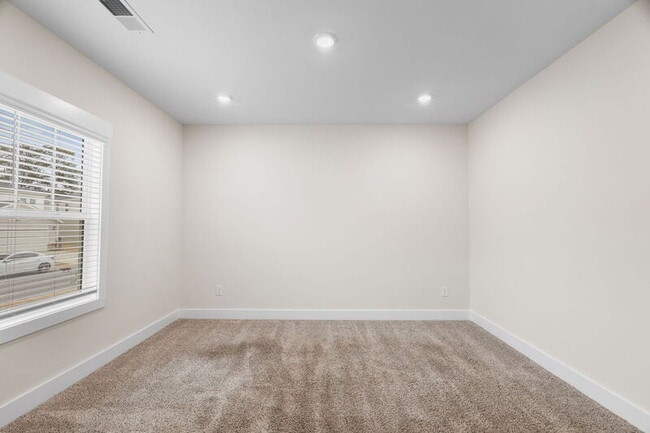 Building Photo - 216 Pewter Cir