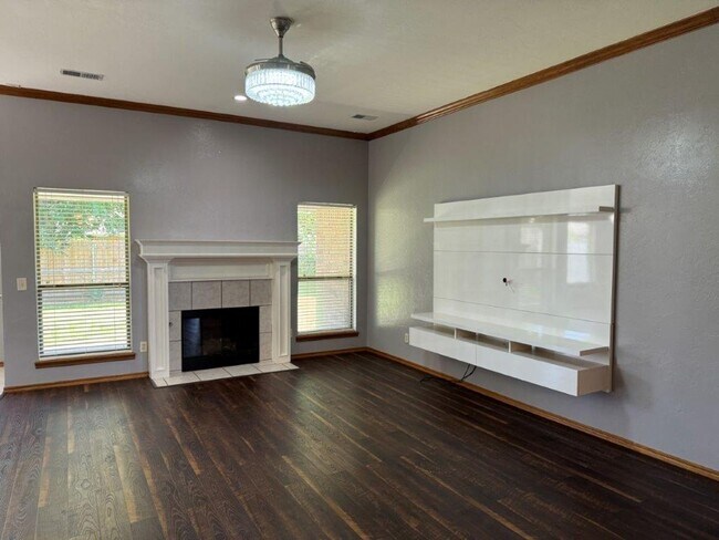 Building Photo - 4 bed, 2 bath ,3 car with storm shelter! B...
