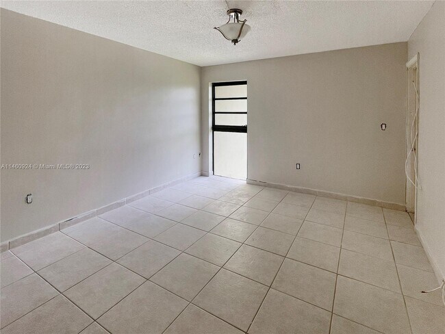 Foto del edificio - 650 NE 149th St