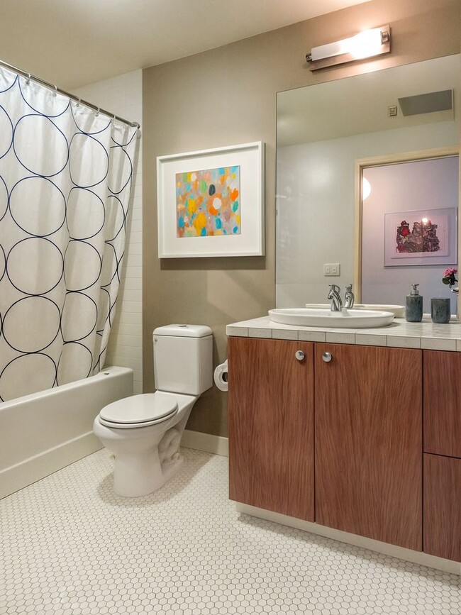 Building Photo - ***1 Bedroom Condo Next to Providence Park...