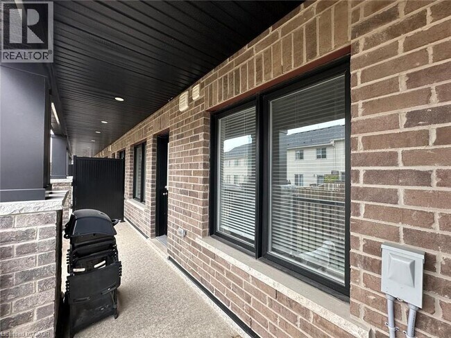 Building Photo - 160 Rochefort St.