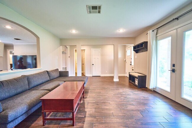 Foto del edificio - 5506 Dumfries Dr