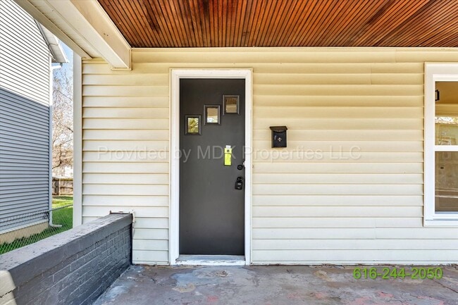 Foto del edificio - STUNNING REMODEL!!! Extremely Spacious 3 Bedroom (Extra Room) Home!! SECTION 8 APPROVED! (Handica...