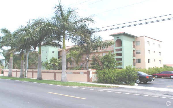 Primary Photo - La Luna Condominio