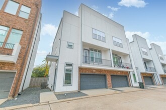 Building Photo - 1305 Mayfair Clarkson Ln