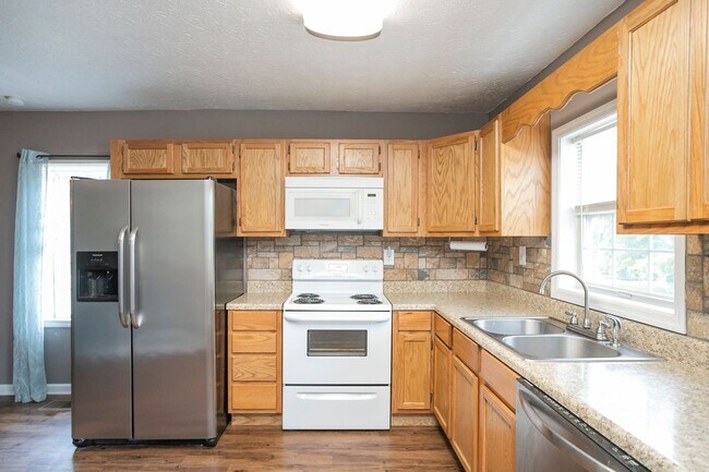 Building Photo - 3 Bed home in Carthage with large basement!