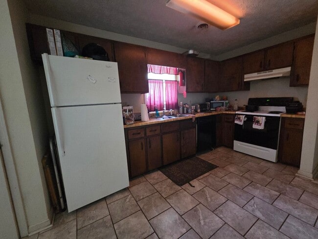 Building Photo - Spacious 2 bedroom 2 bath apartment