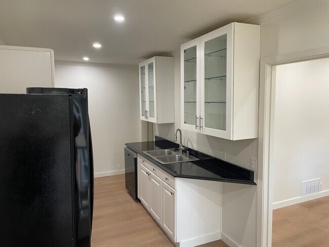 Building Photo - 7824 Meadow Park Dr