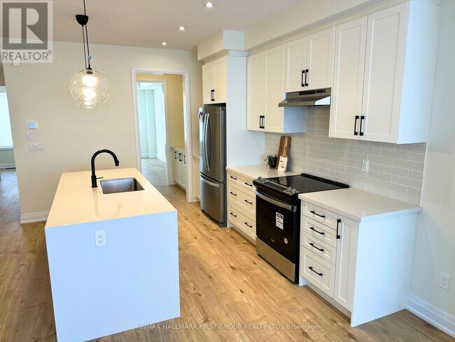 Building Photo - 985 Crowsnest Holw