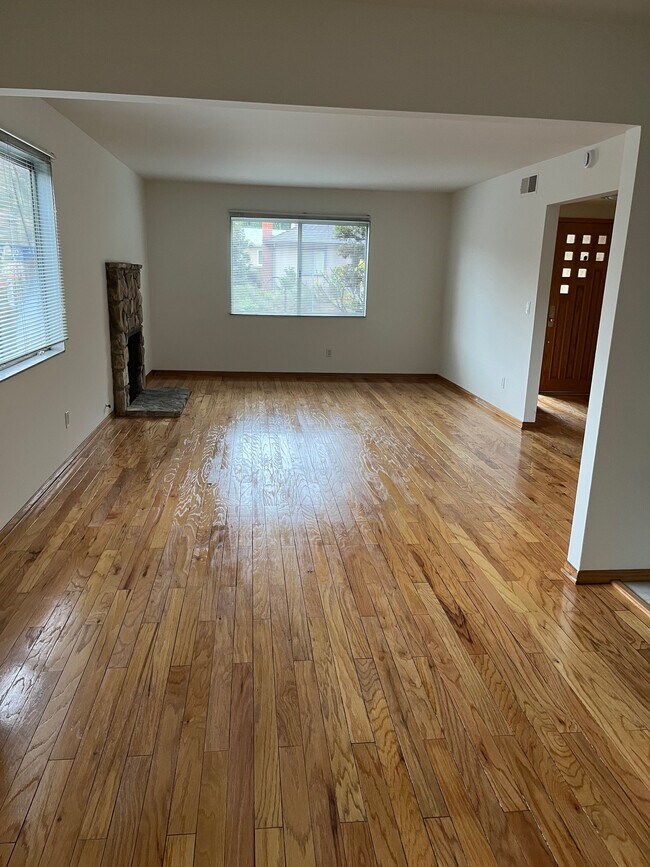 Building Photo - 724 El Atajo St