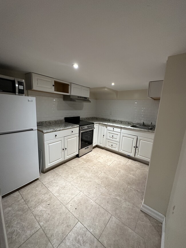 Kitchen - 62 E Centennial Ave