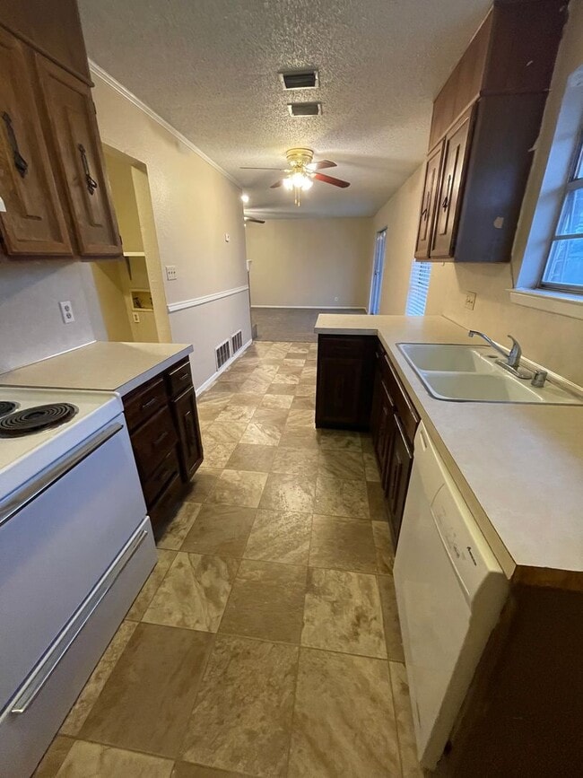 Foto del edificio - COMING SOON!  Family Home in Lawndale