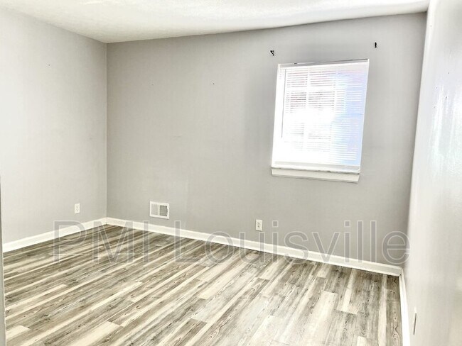Foto del edificio - 4407 Landside Dr