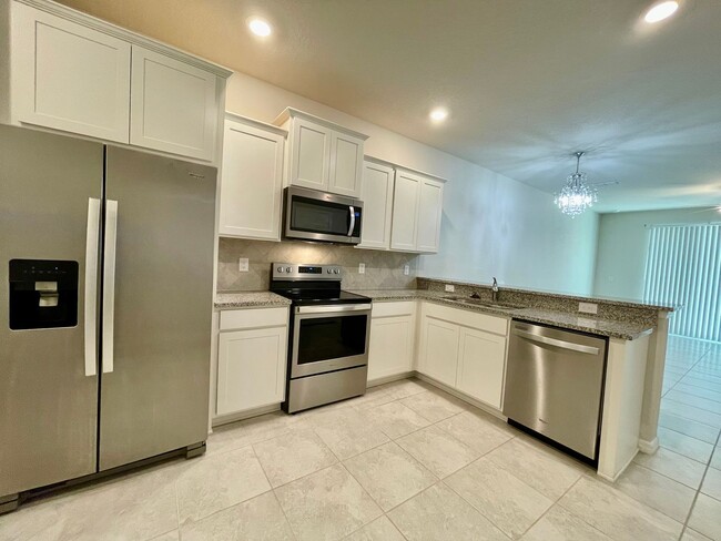 Building Photo - 2 Bedroom 2.5 Bathroom Townhouse in Gated ...