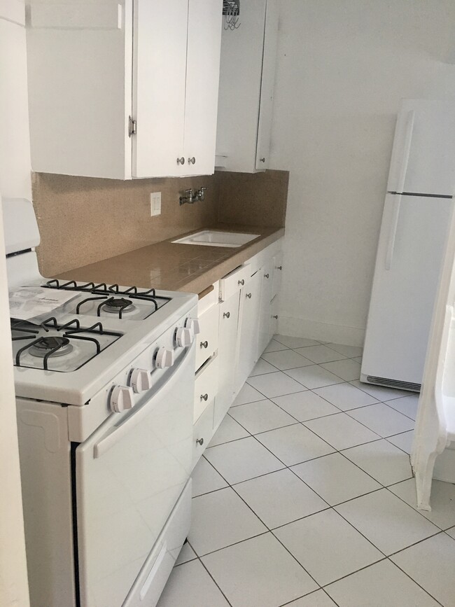 Kitchen - 7284 1/4 Fountain Ave